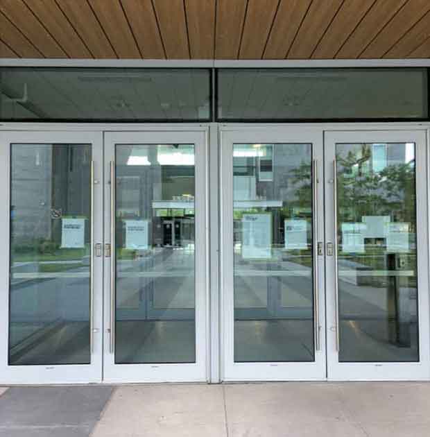 校舎の出入り口にはCOVID-19感染対策のメモが貼ってあり、ロックしてある扉も多い
