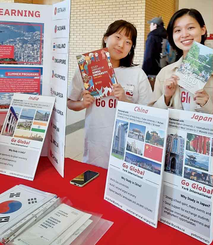 カナダの大学内で、日本の大学について紹介するボランティアを行った