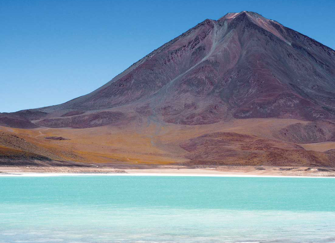 緑の湖と6200ｍ火山