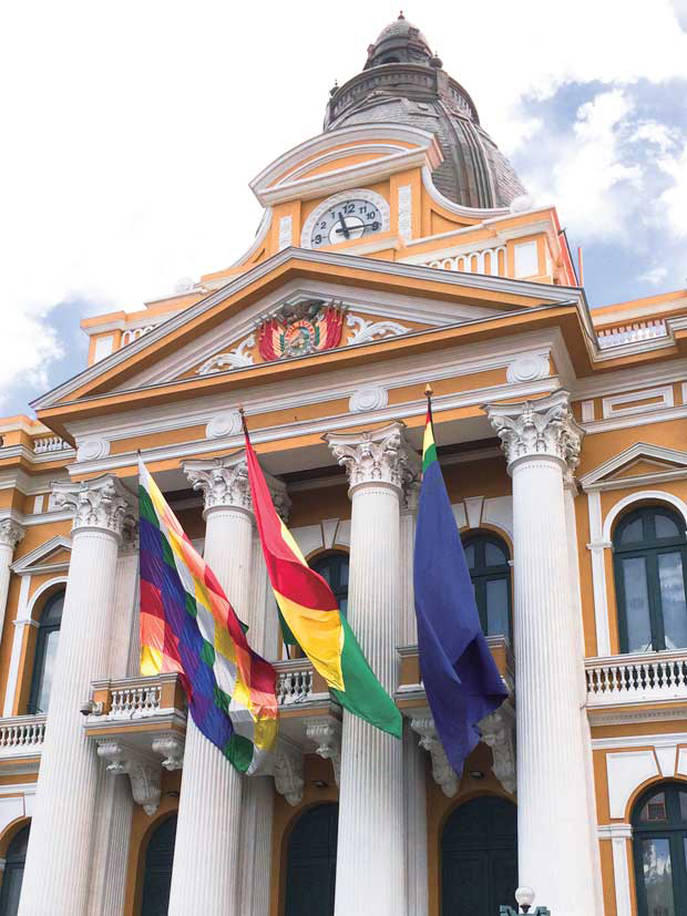 ムリ—リョ広場の国会議事堂、反対時計が堂々と
