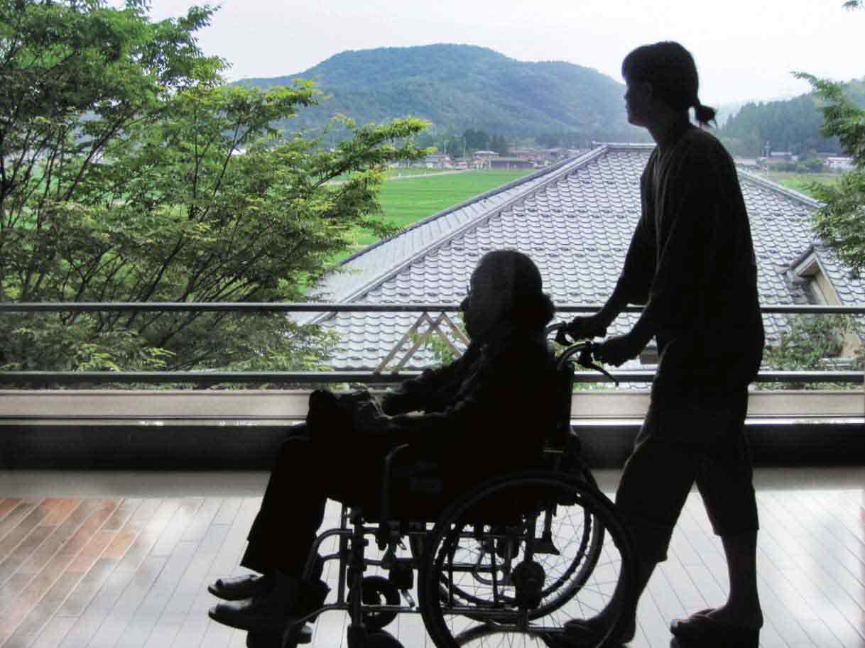 新潟のホテルで母の車椅子を押す娘