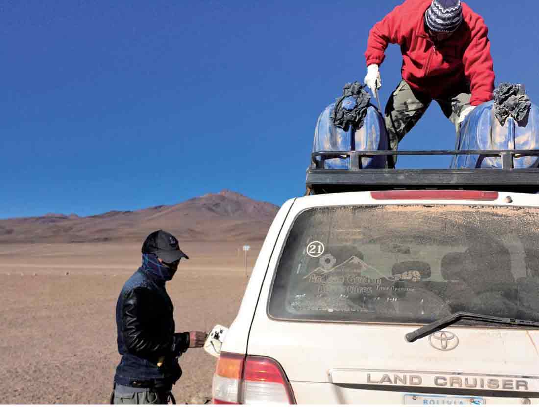標高4000mのボリビア高原を走るSUVの点検