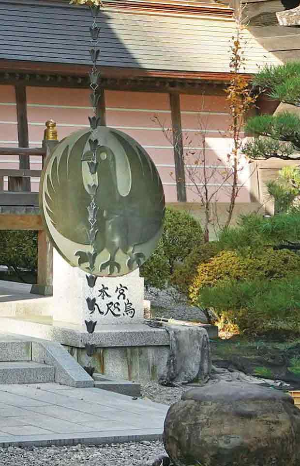 熊野本宮大社の象徴、八咫烏が見える