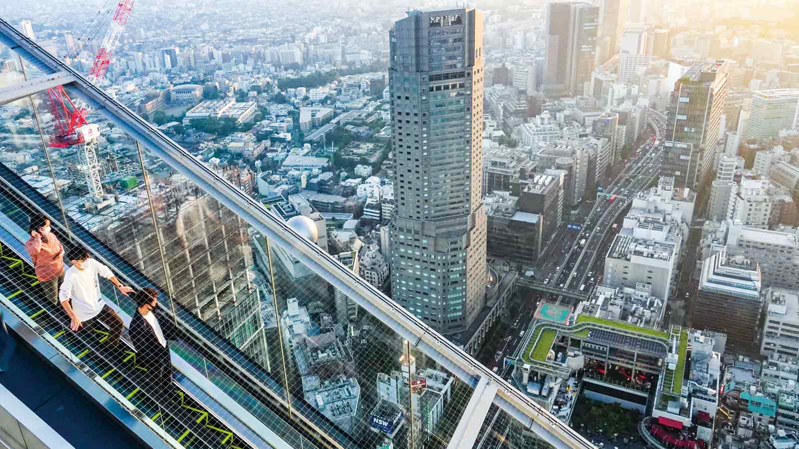 渋谷・スカイへはシュールな露天エレベーターで空中体験