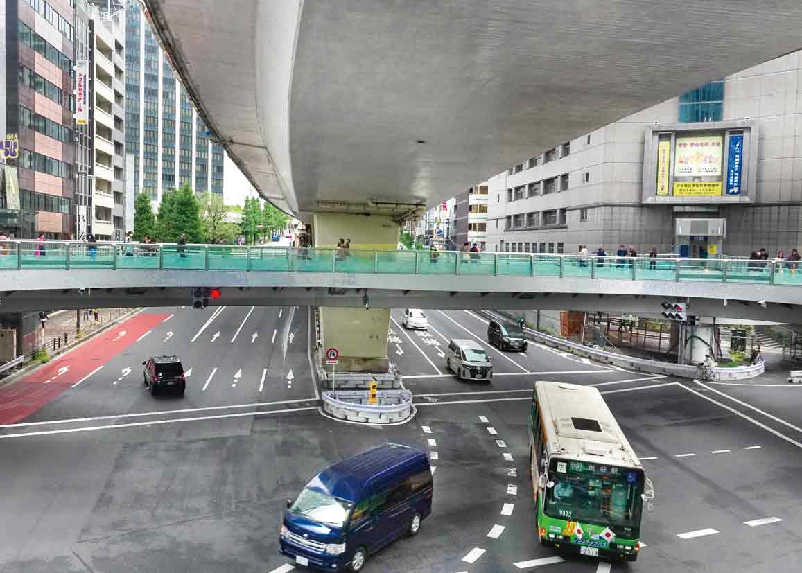 渋谷の新しい歩行環境、長い歩道橋