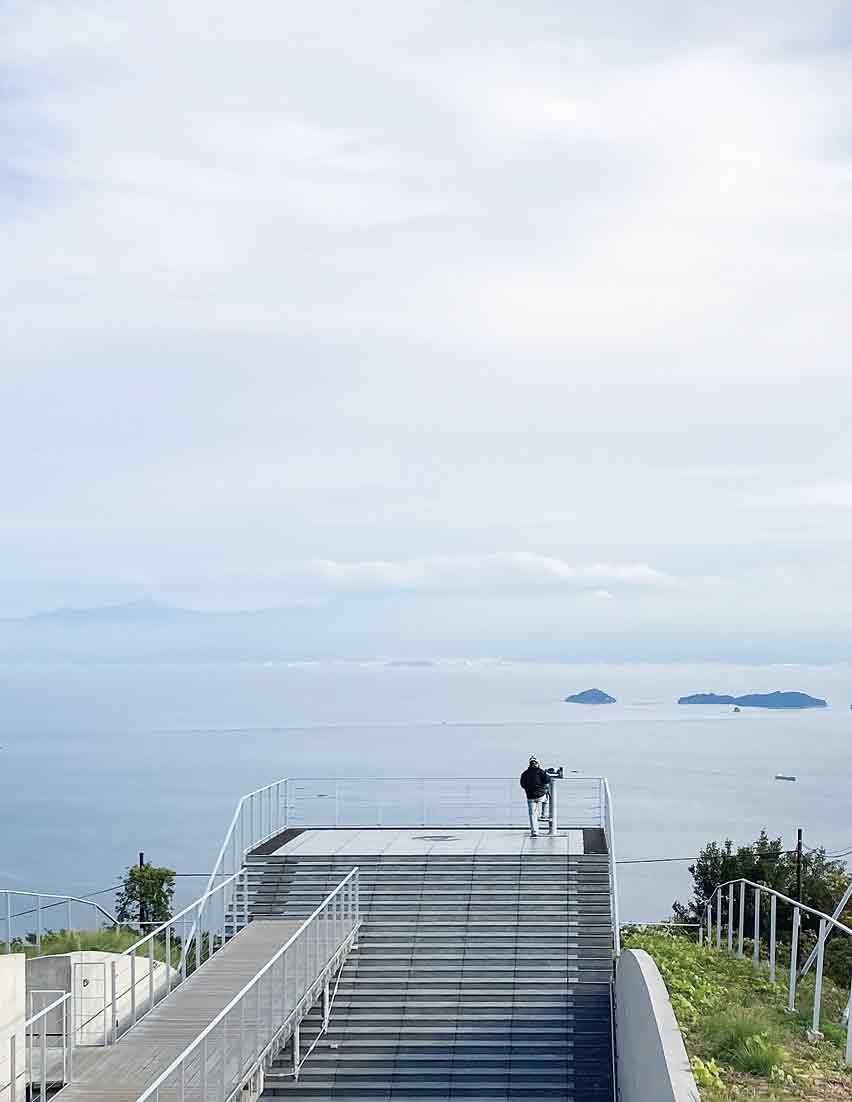 亀老山展望台Aから瀬戸内海の伊予灘の方角を眺める