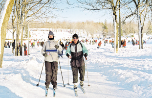 © Tourisme Montréal, Stéphan Poulin 冬は公園内でクロスカントリーができる