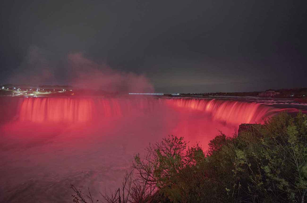 追悼の意を表し、赤くライトアップされたナイアガラの滝