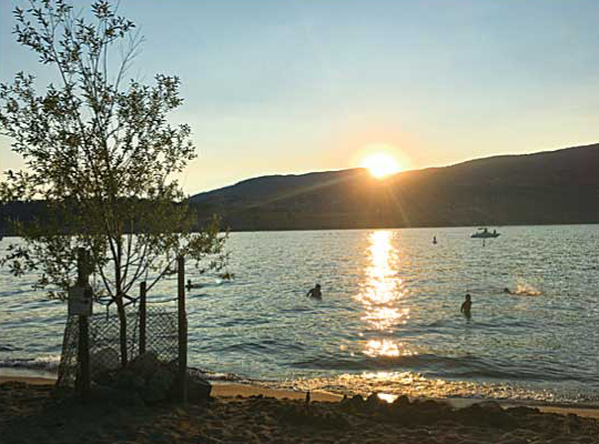 太陽が沈むオカナガン湖